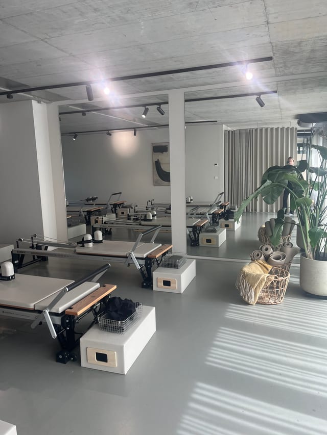 The Frame Berlin: 9 Merrithew Reformer im Trainingsraum mit Fensterfronten