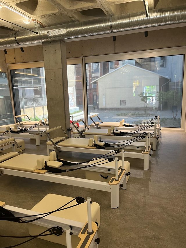 ZAYA Pilates Studio Berlin Kreuzberg mit weißen Reformern