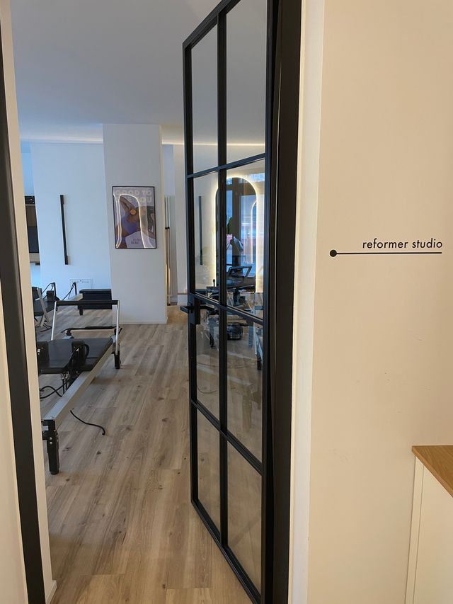 Eingang eines modernen Reformer Pilates Studios