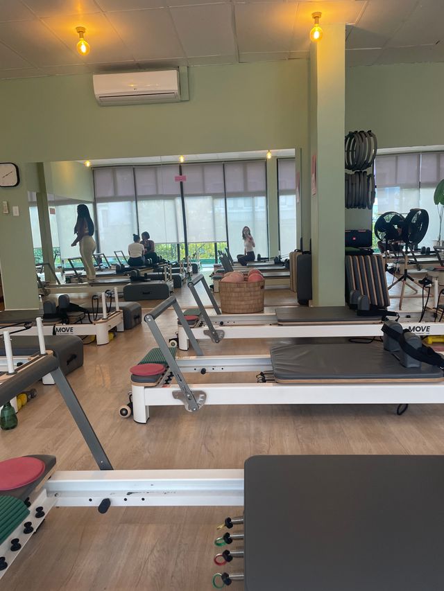 Reformer Pilates Studio mit mehreren Reformer-Geräten