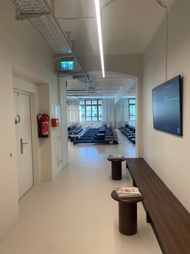 Blick vom Umkleideraum ins Studio