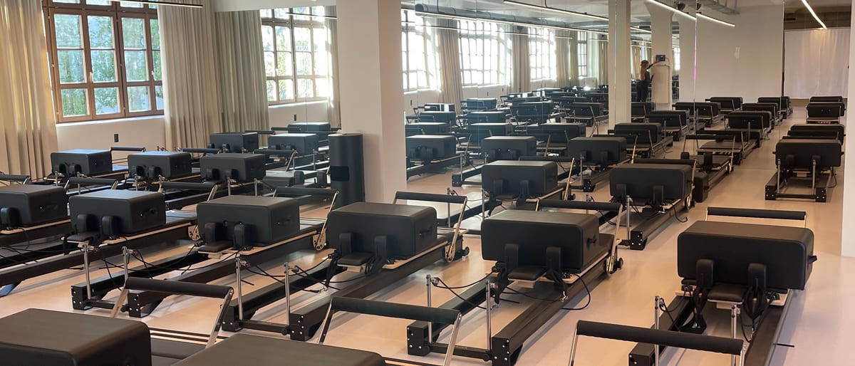 YTTP Friedrichshain Reformer Studio mit 40 Reformern und großen Fenstern
